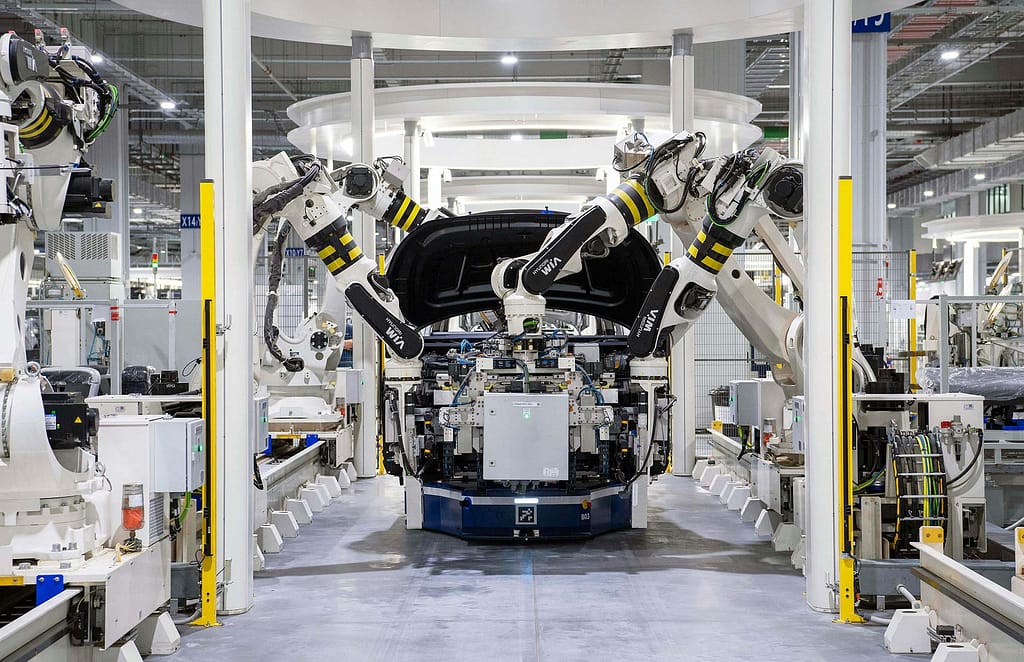Ein Roboter montiert alle Teile an einem Fahrzeug in einer modernen Fertigungsanlage